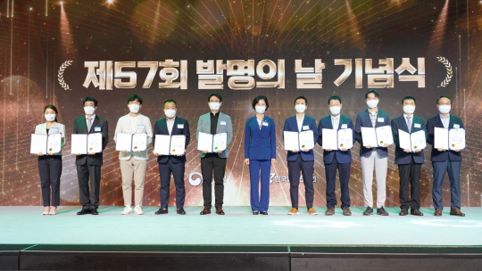 이인실(왼쪽 여섯번째) 특허청장이 14일 '제57회 발명의 날 기념식'에서 훈포장 수상자들과 기념촬영을하고 있다. 특허청 제공